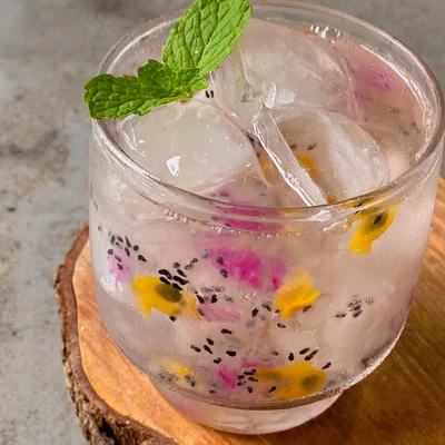 Receita de Gin de pitaya com maracujá  no site de receitas DeliRec