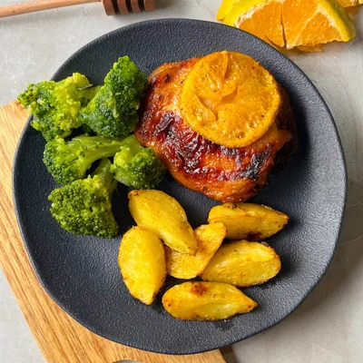 Receta de Muslo con naranja y patatas rústicas en el sitio web de recetas de DeliRec