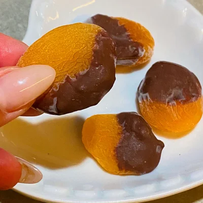 Recette de Abricots enrobés de chocolat pour votre snack sur le site de recettes DeliRec