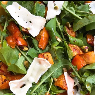 Recipe of Arugula Salad with Sun Dried Tomato & Pistachio Brie on the DeliRec recipe website