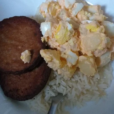 Receita de Hambúrguer com arroz e salada de batata com ovos no site de receitas DeliRec
