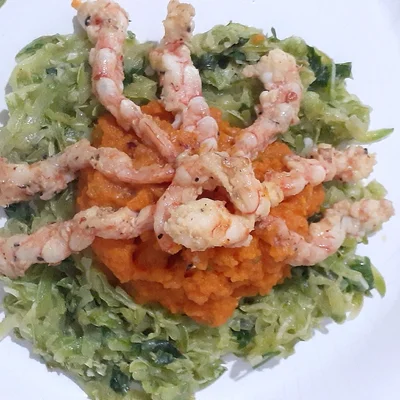 Recipe of Carrot puree on a bed of zucchini with hot prawns on the DeliRec recipe website