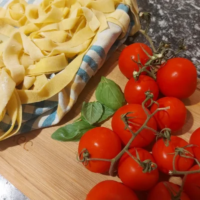 Recette de Pâtes à la sauce tomate fraîche et basilic sur le site de recettes DeliRec