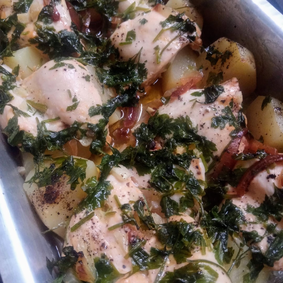 Photo of the Roasted chicken thigh with potatoes – recipe of Roasted chicken thigh with potatoes on DeliRec