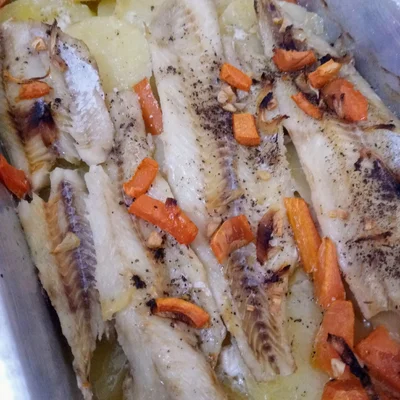 Recipe of Baked fish with potatoes and carrots on the DeliRec recipe website
