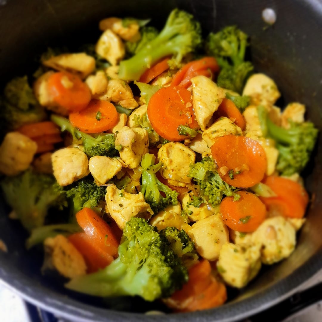 Receta de Pollo con brócoli y zanahorias | DeliRec