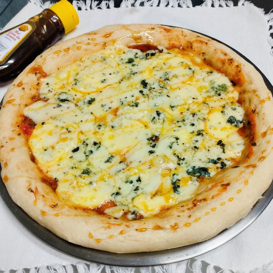 Foto da Pizza 3 queijos com Mel Orgânico 🧀🍯 - receita de Pizza 3 queijos com Mel Orgânico 🧀🍯 no DeliRec