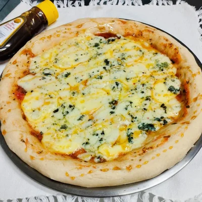 Receita de Pizza 3 queijos com Mel Orgânico 🧀🍯 no site de receitas DeliRec