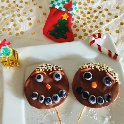 Receta de Muñeco de nieve de chocolate en un palo 🎄☃️❄️ en el sitio web de recetas de DeliRec