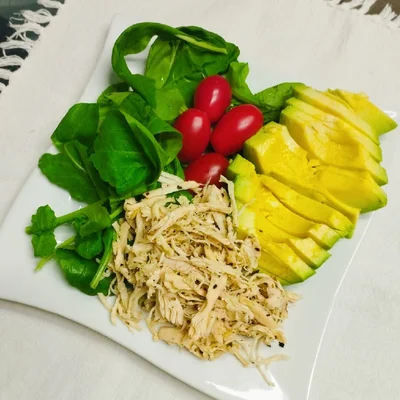 Receita de Almoço Fitness com Salada e Abacate 🥑 no site de receitas DeliRec