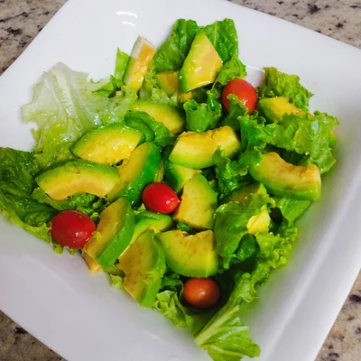 Receita de Salada Fresca com Abacate 🥑🥗 no site de receitas DeliRec