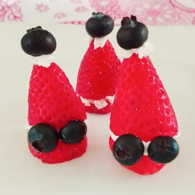 Recipe of Strawberry Santa with Marshmallow 🎅🎄 on the DeliRec recipe website