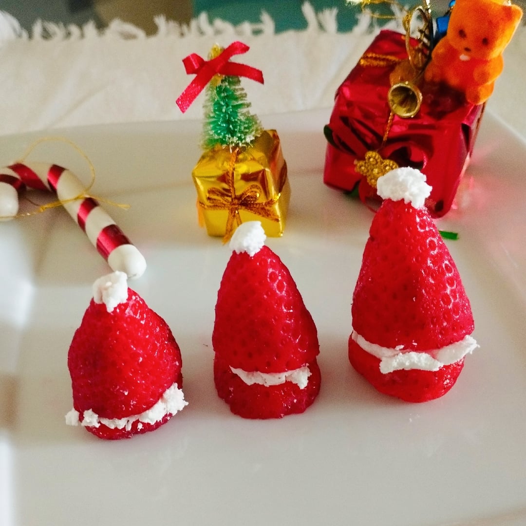 Photo of the Santa Hat with Marshmallow 🎅🎄 – recipe of Santa Hat with Marshmallow 🎅🎄 on DeliRec