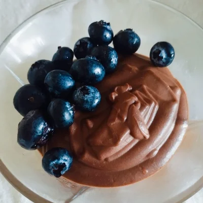 Receta de Mousse de chocolate sin huevo con arándanos 🎄🫐🍫 en el sitio web de recetas de DeliRec