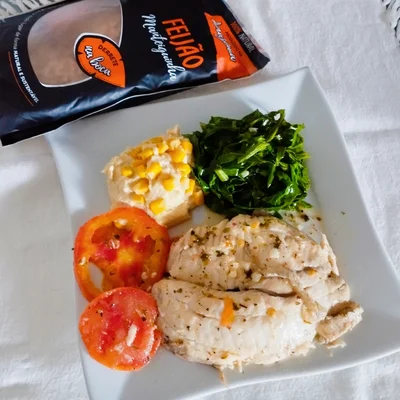 Recipe of Grilled tilapia with tomato accompanied by Manteiguinha Bean Corn Cream and braised kale on the DeliRec recipe website