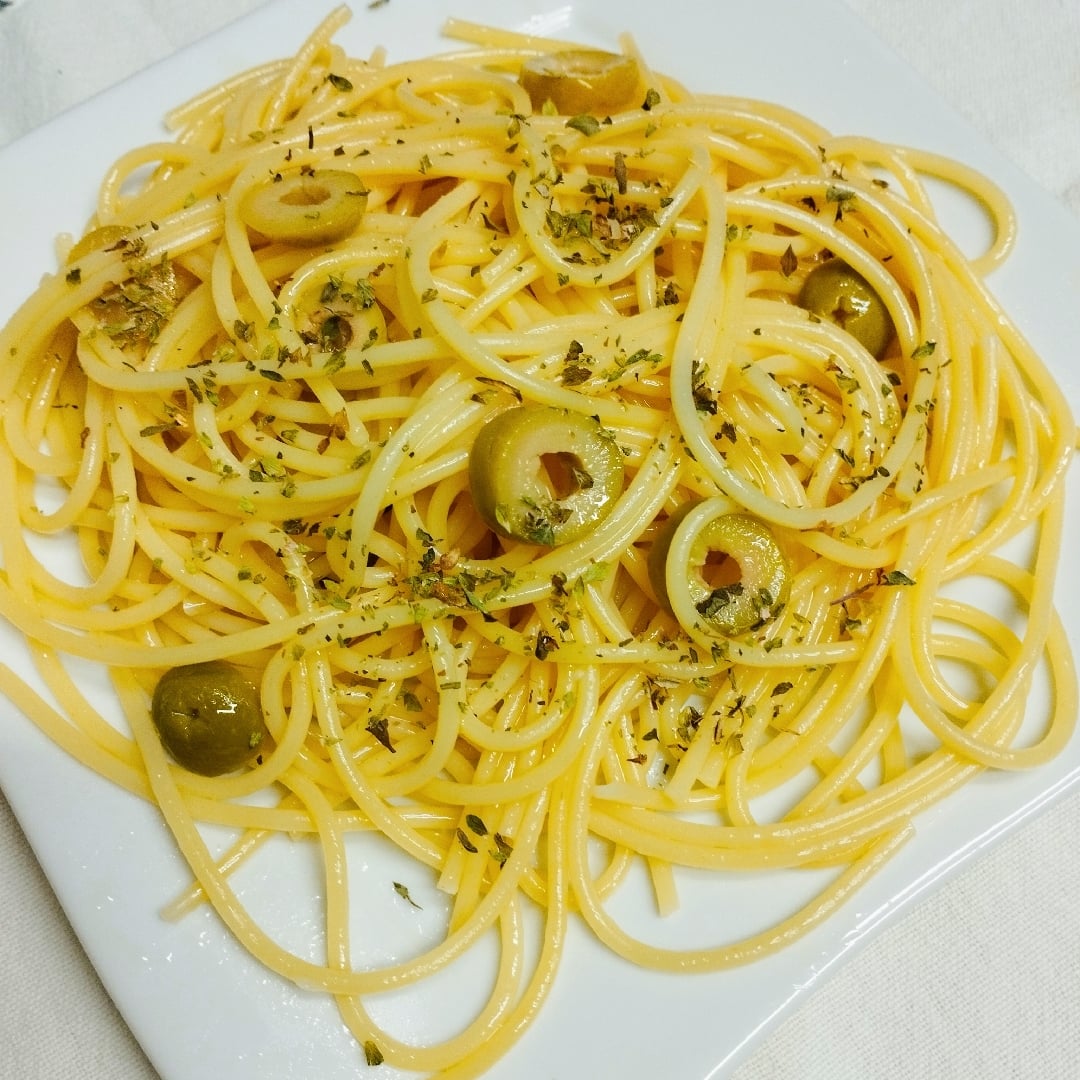 Photo of the Pasta in garlic and oil with olives – recipe of Pasta in garlic and oil with olives on DeliRec
