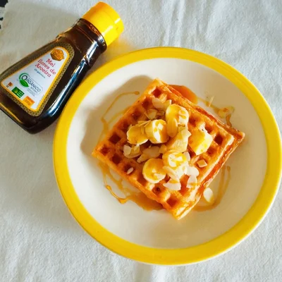 Recipe of Honey Waffle Flores de Aroeira with Banana and Almonds on the DeliRec recipe website