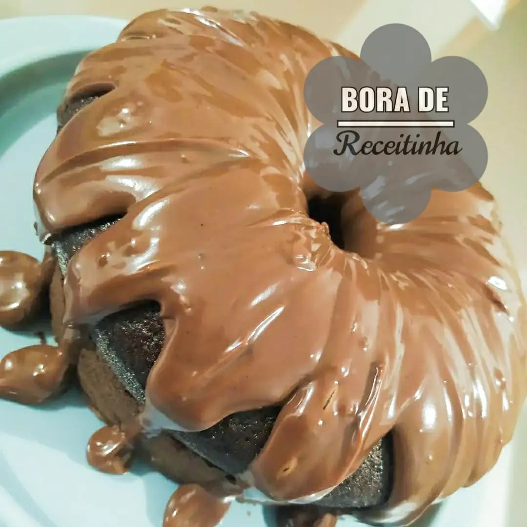 Foto da Bolo fácil com calda de chocolate cremoso  - receita de Bolo fácil com calda de chocolate cremoso  no DeliRec