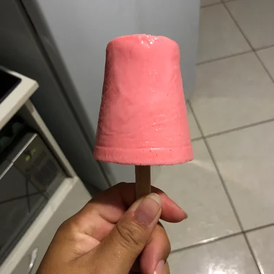 Recipe of strawberry popsicle on the DeliRec recipe website