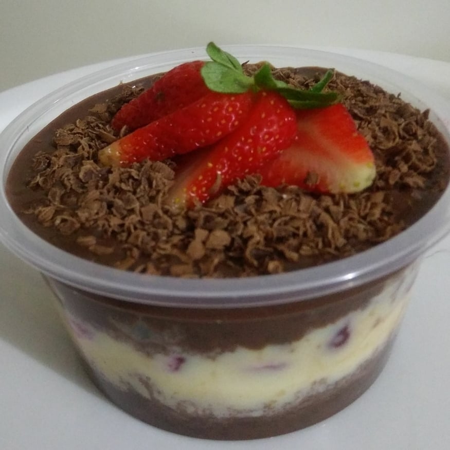 Photo of the Cake in the Brigadeiro Pot with Strawberries – recipe of Cake in the Brigadeiro Pot with Strawberries on DeliRec