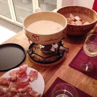 Recipe of Swiss fondue (moitié moitié style) on the DeliRec recipe website