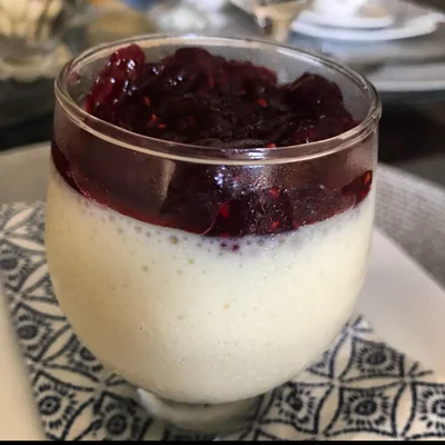 Recipe of Natural yogurt mousse with strawberry jam on the DeliRec recipe website