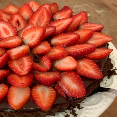 Receita de Torta de chocolate com morangos no site de receitas DeliRec