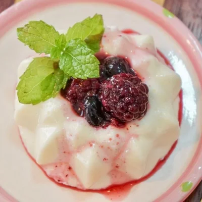 Recipe of Coconut pudding with red berries on the DeliRec recipe website