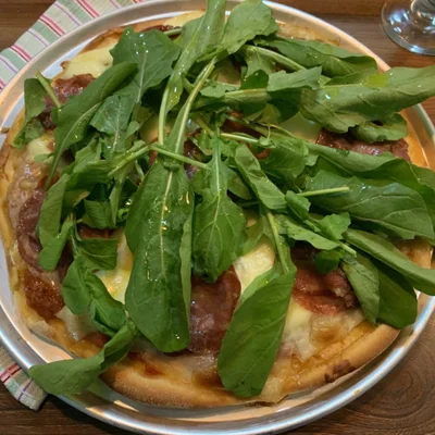 Receita de Pizza de copa lombo com rúcula no site de receitas DeliRec