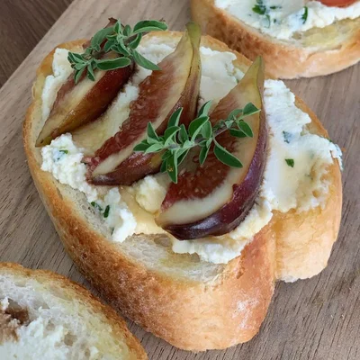 Recipe of Cheese and fig bruschetta on the DeliRec recipe website