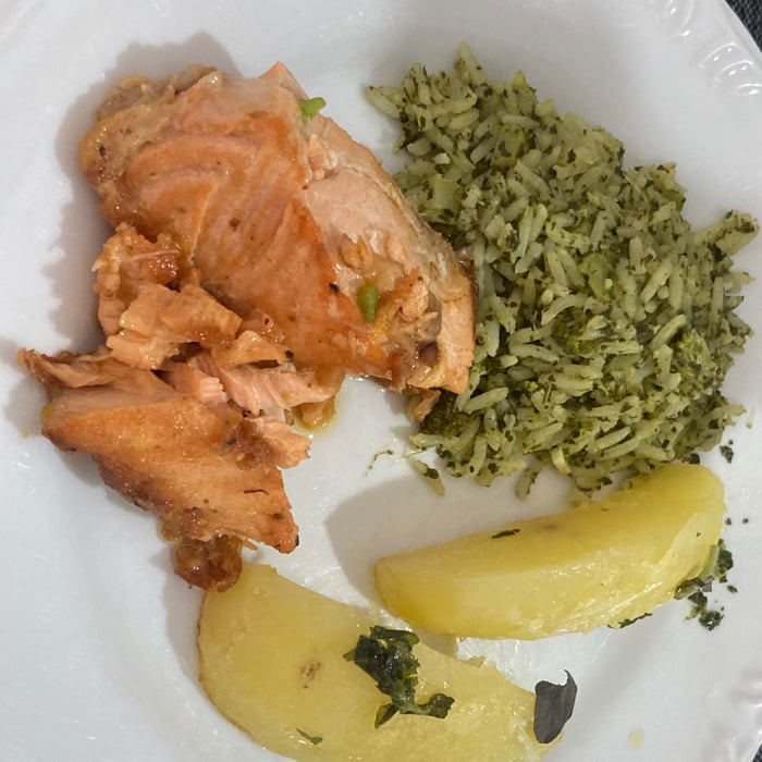 Photo of the Orange salmon with browned potatoes and broccoli rice – recipe of Orange salmon with browned potatoes and broccoli rice on DeliRec