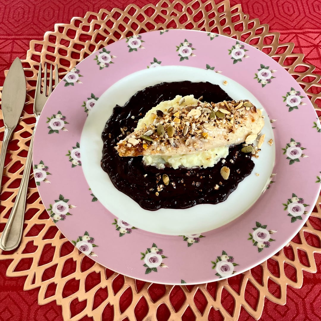 Photo of the Fit fish: Tilapia with açaí sauce, puree and salted granola – recipe of Fit fish: Tilapia with açaí sauce, puree and salted granola on DeliRec