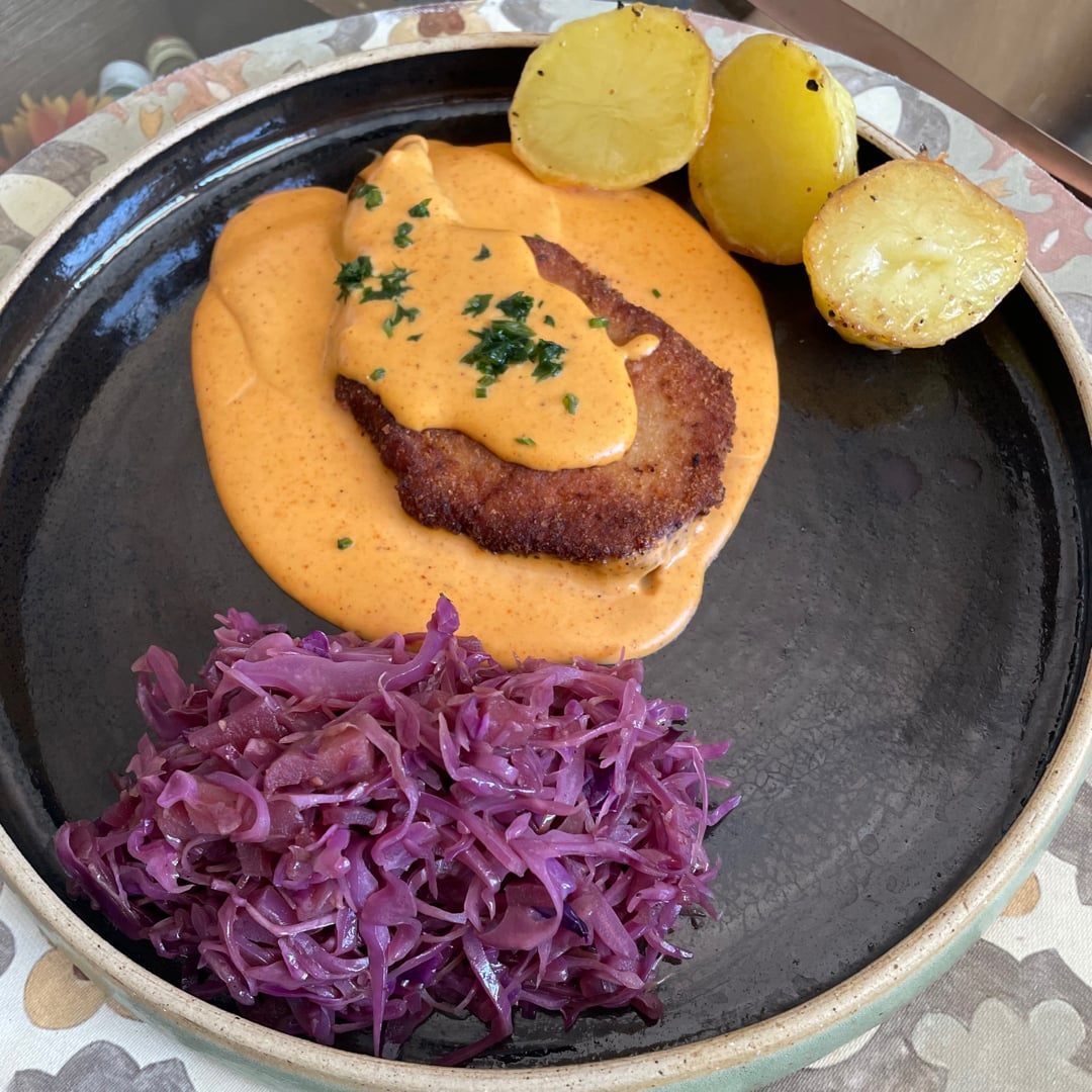 Foto da Paprika Schnitzel com repolho roxo e batatas - receita de Paprika Schnitzel com repolho roxo e batatas no DeliRec