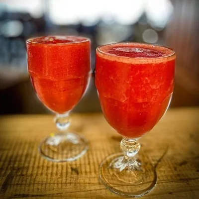 Receta de refrescante jugo de fresa en el sitio web de recetas de DeliRec