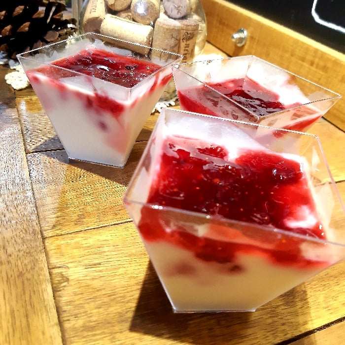 Foto da Panna cotta com iogurte grego e frutas vermelhas - receita de Panna cotta com iogurte grego e frutas vermelhas no DeliRec