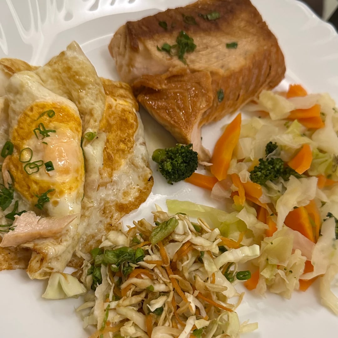 Photo of the Grilled salmon with sautéed vegetables and raw salad. – recipe of Grilled salmon with sautéed vegetables and raw salad. on DeliRec