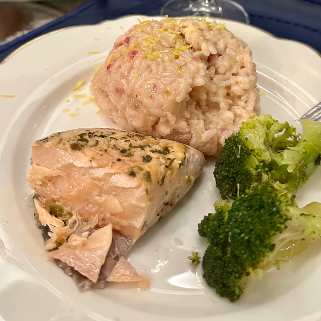 Photo of the Sicilian lemon risotto with grilled salmon and broccoli with garlic. – recipe of Sicilian lemon risotto with grilled salmon and broccoli with garlic. on DeliRec