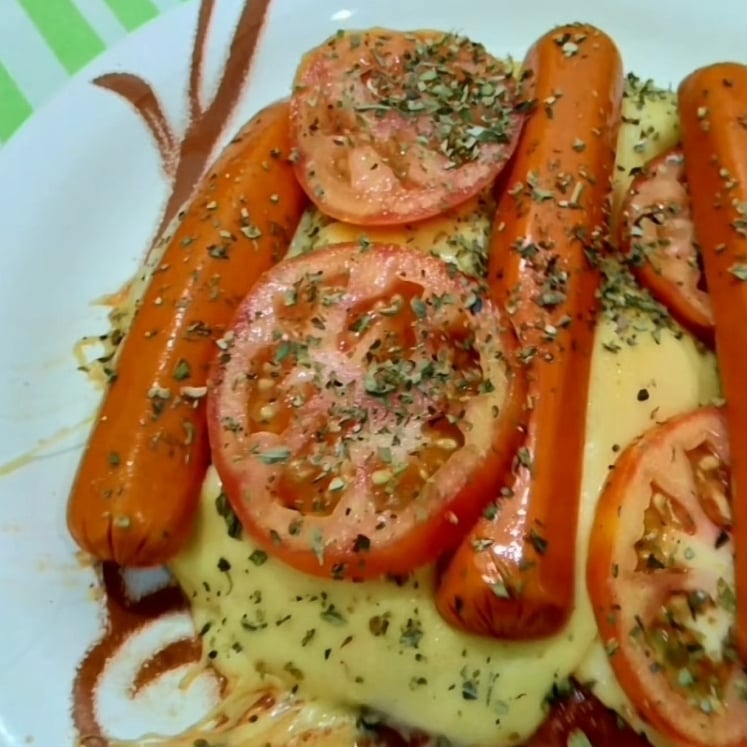 Foto da Queijo, com salsicha, tomate e orégano - receita de Queijo, com salsicha, tomate e orégano no DeliRec