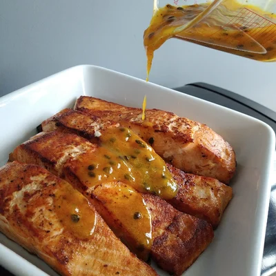 Recipe of Salmon with passion fruit sauce on the DeliRec recipe website