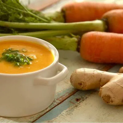 Receita de Sopa de cenoura com leite de coco e gengibre no site de receitas DeliRec