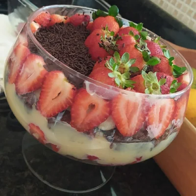 Recette de Coupe de brownie aux fraises sucrées ! sur le site de recettes DeliRec