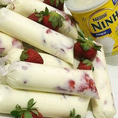 Recipe of  Ninho Milk Gourmet Ice Cream with Strawberry on the DeliRec recipe website
