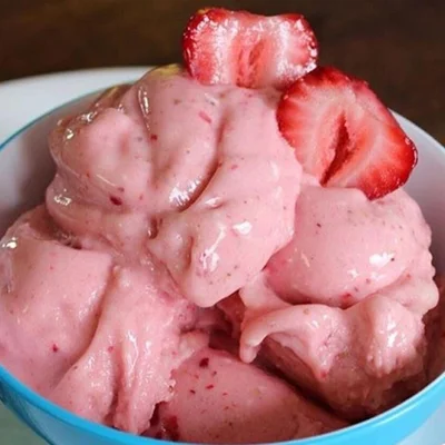 Recipe of Strawberry Ice Cream (homemade) on the DeliRec recipe website