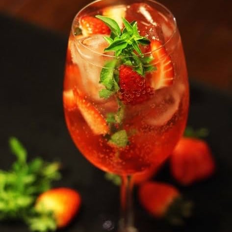 Photo of the Strawberry Drink with Sparkling Wine – recipe of Strawberry Drink with Sparkling Wine on DeliRec