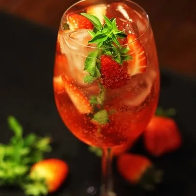 Recette de Boisson à la fraise avec du vin mousseux sur le site de recettes DeliRec