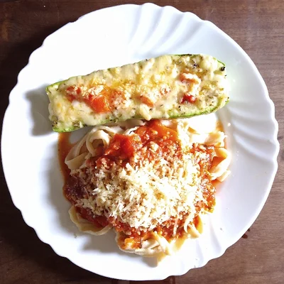 Recipe of Tagliatelle with Sugo Sauce and Stuffed Zucchini on the DeliRec recipe website
