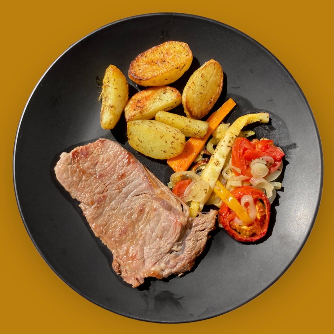 Photo of the Meat with sautéed potatoes and vegetables – recipe of Meat with sautéed potatoes and vegetables on DeliRec