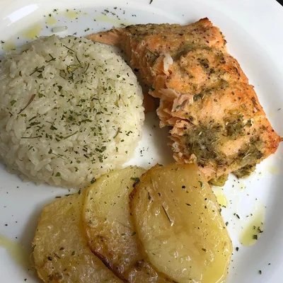 Recipe of Salmon in wine with potatoes on the DeliRec recipe website