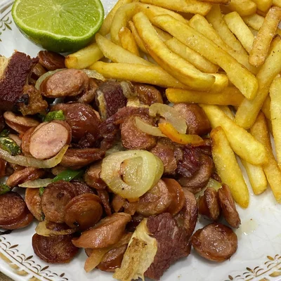 Recipe of Snack of jerky and onion sausage with fries on the DeliRec recipe website