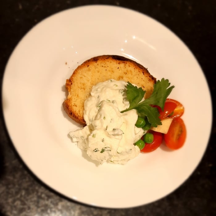 Photo of the Homemade Bread with Coriander Whipped Cream with Tomato Salad, hearts of palm and peas – recipe of Homemade Bread with Coriander Whipped Cream with Tomato Salad, hearts of palm and peas on DeliRec